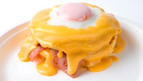 目玉焼きとベーコンチーズのパンケーキ